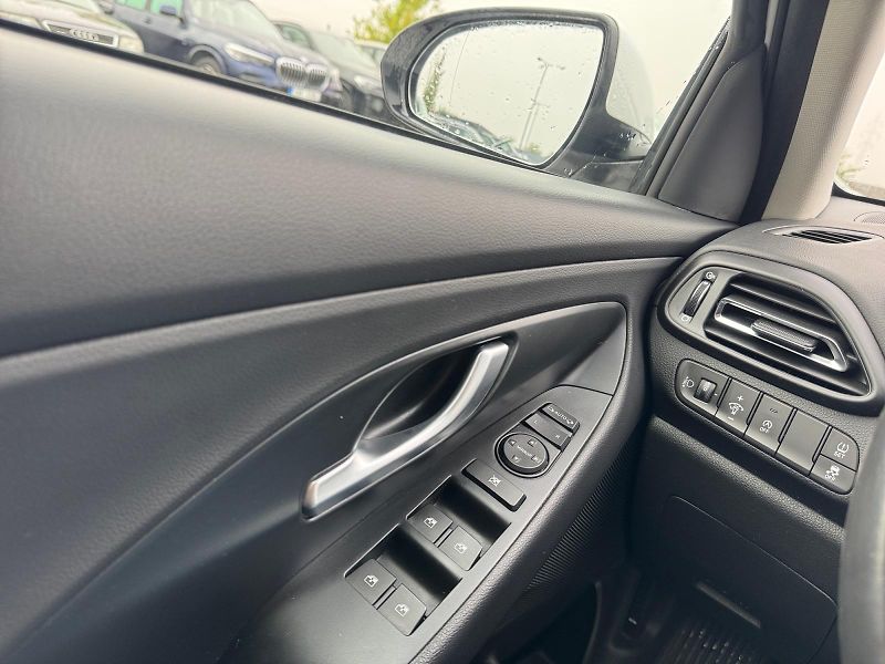 Hyundai i30 (2023) FAMILY SMART 1.5T-GDI 118kW CZ - fotka 11 z 11