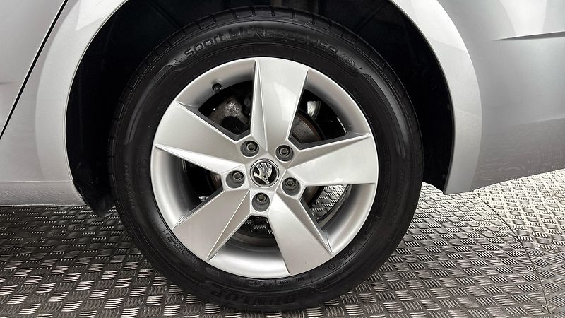 Škoda Octavia 1.6 TDI Ambition Combi - fotka 19 z 24