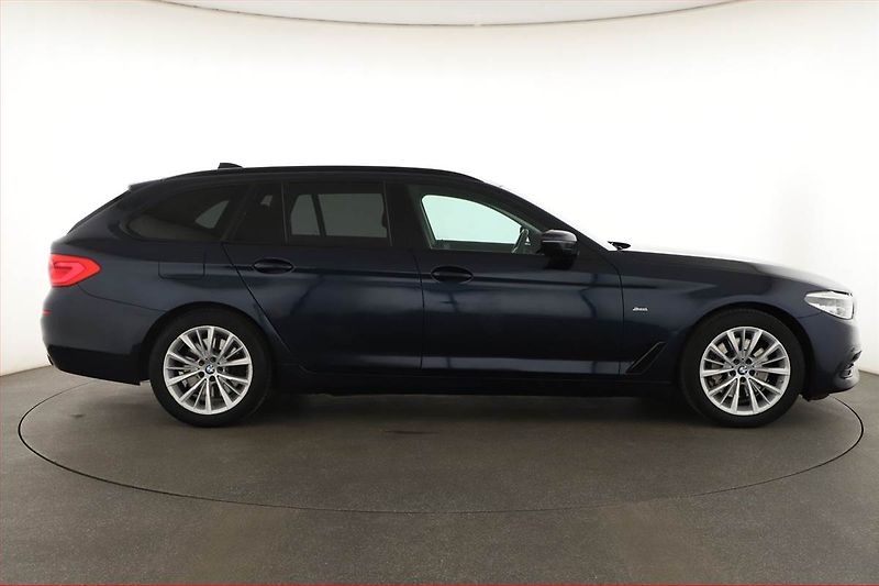 BMW Řada 5 (2017) 530d xDrive, 4X4, Automat - fotka 6 z 21