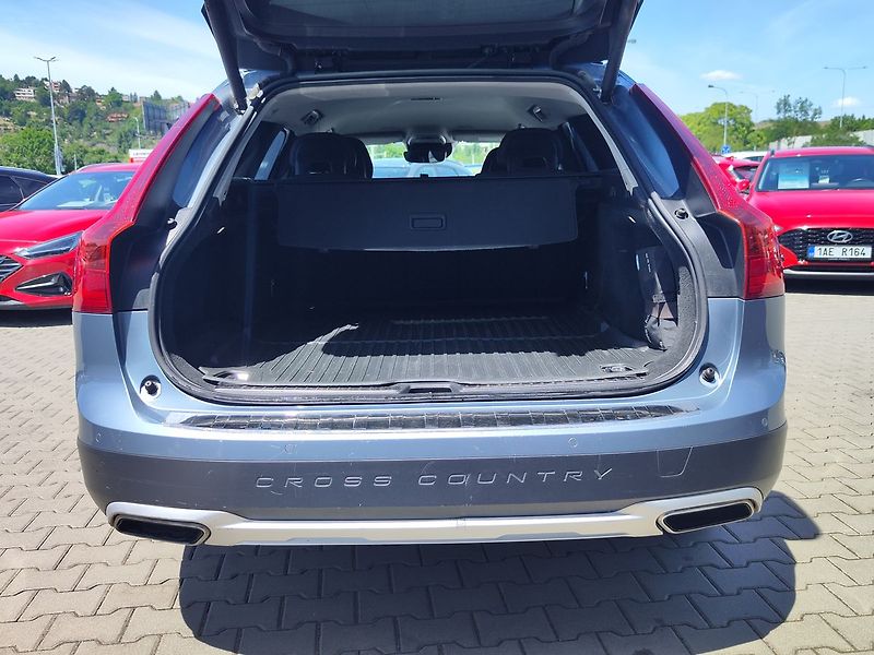 Volvo V90 D4 2.0/140kW Cross Country Mom - fotka 9 z 33