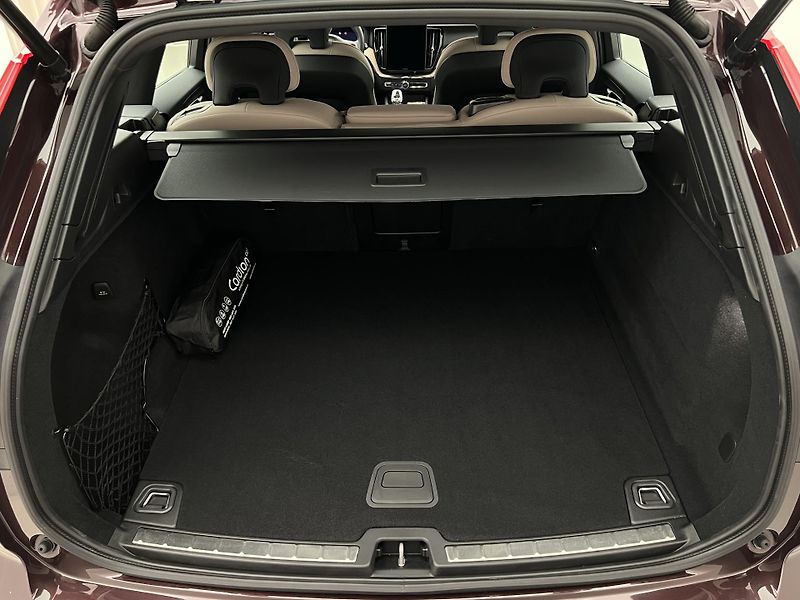 Volvo XC60 B5 AWD DARK PLUS RECHARGE CZ - fotka 5 z 44