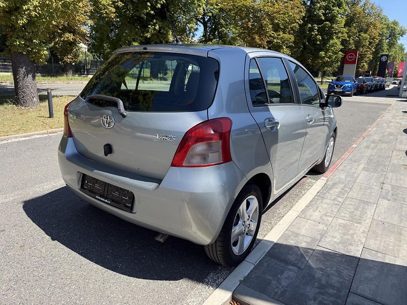 Toyota Yaris 1.3i - fotka 9 z 9