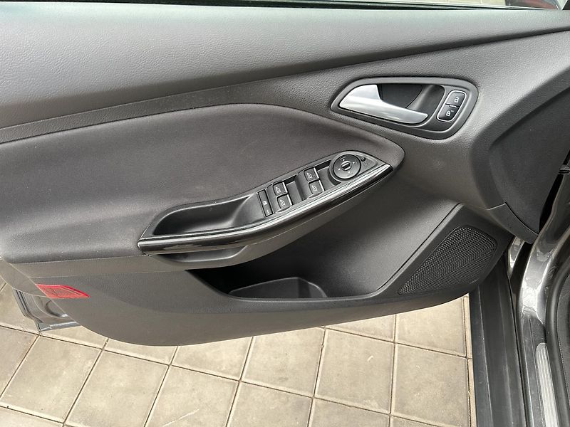 Ford Focus 1.5   Titanium - fotka 6 z 24
