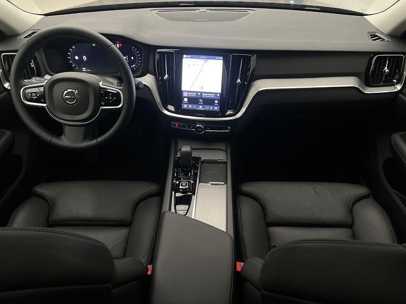 Volvo V60 B4 PLUS DARK AUT 1.maj. - fotka 2 z 45