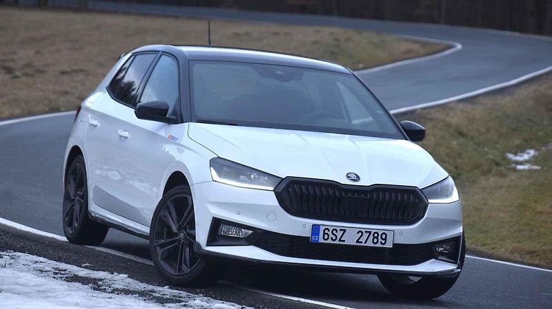 Auto působí přikrčeně, tudíž sportovně.