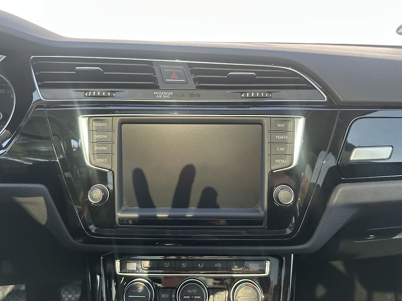 Volkswagen Touran (2015) 2.0 TDI se. knížka 7 míst - fotka 35 z 43