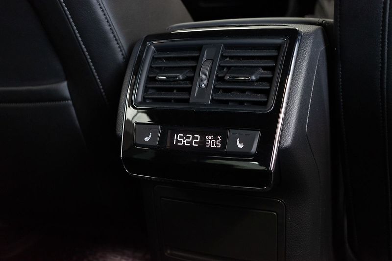 Škoda Superb TDI 147kW 4x4*L&K*WEBASTO*ČR 1 - fotka 15 z 48