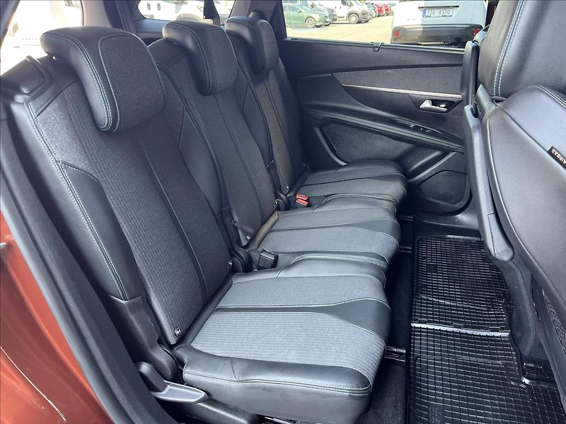 Peugeot 5008 1,2 PureTech  Allure Pack EAT8 - fotka 21 z 29