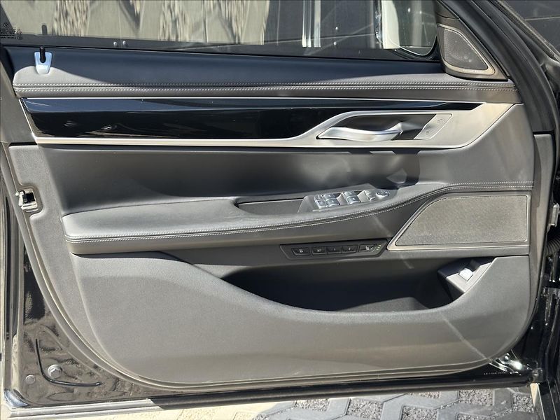 BMW Řada 7 3,0 740Ld xDrive M-Paket AT DP - fotka 35 z 45