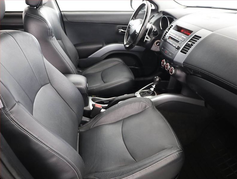 Mitsubishi Outlander (2012) 2.2 DI-D, 4X4, Automat - fotka 7 z 20