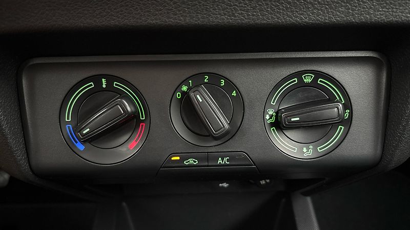 Škoda Fabia 1.0 TSI Ambition Combi - fotka 13 z 24