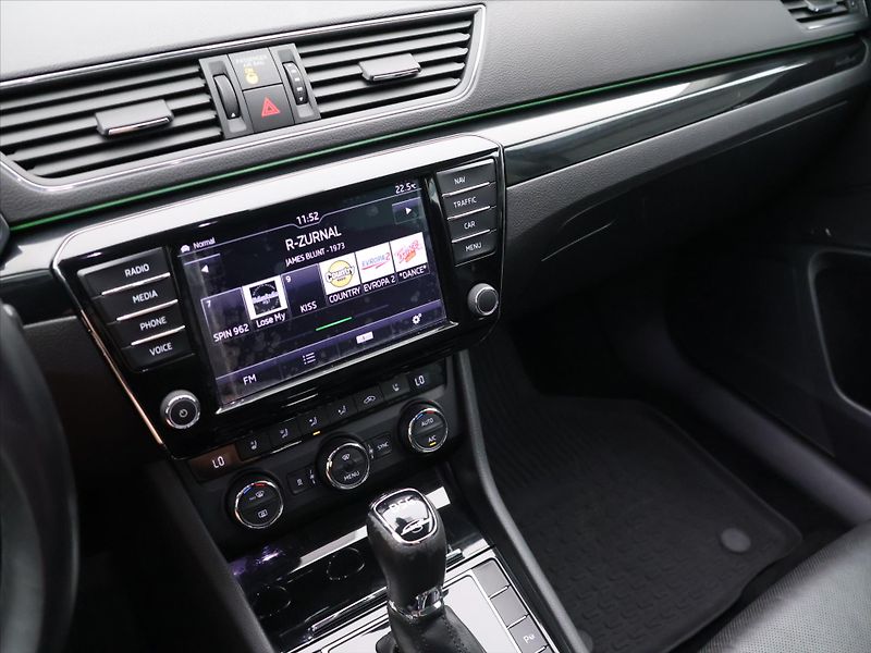 Škoda Superb 2.0 TSI 206kW DSG CZ L&K - fotka 23 z 37