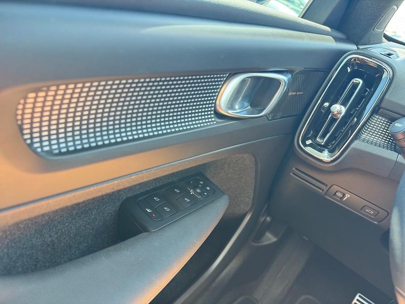 Volvo XC40 (2022) R-DESIGN B4 145kW AWD TAŽNÉ CZ - fotka 11 z 11