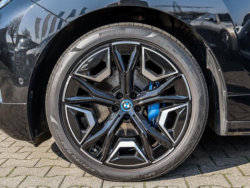 BMW iX xDrive40 Sport Vzduch Pano HuD - fotka 7 z 13