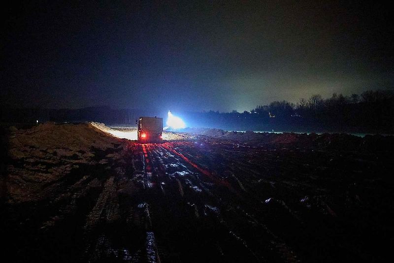 Na stavbě dálnice D11 se pracuje i za tmy.