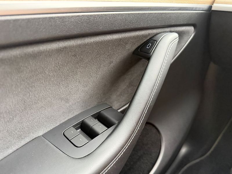 Tesla Model Y Long Range AWD - fotka 35 z 41