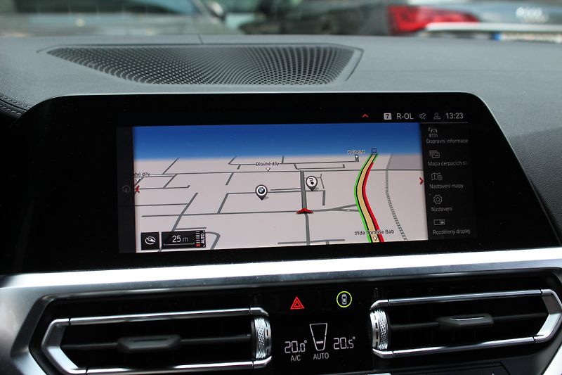 BMW Řada 3 330e xDrive Touring - fotka 18 z 23
