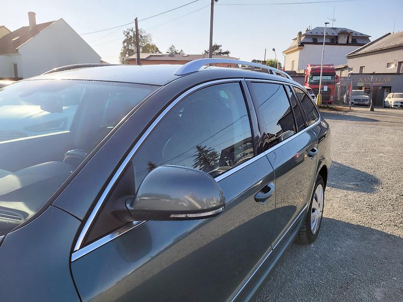 Škoda Superb II combi 2.0 TDi DSG ELEGANCE - fotka 28 z 42