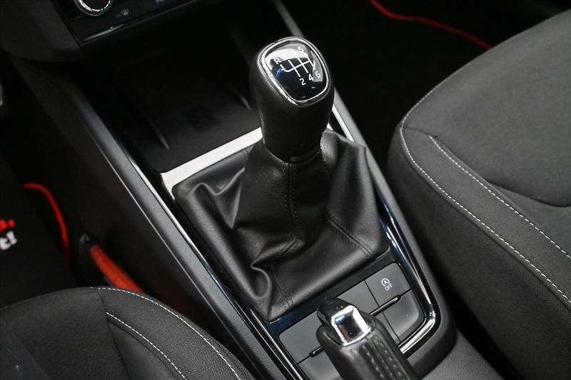 Škoda Kamiq 1,0 TSI 81 kW Sport Business Z - fotka 22 z 29