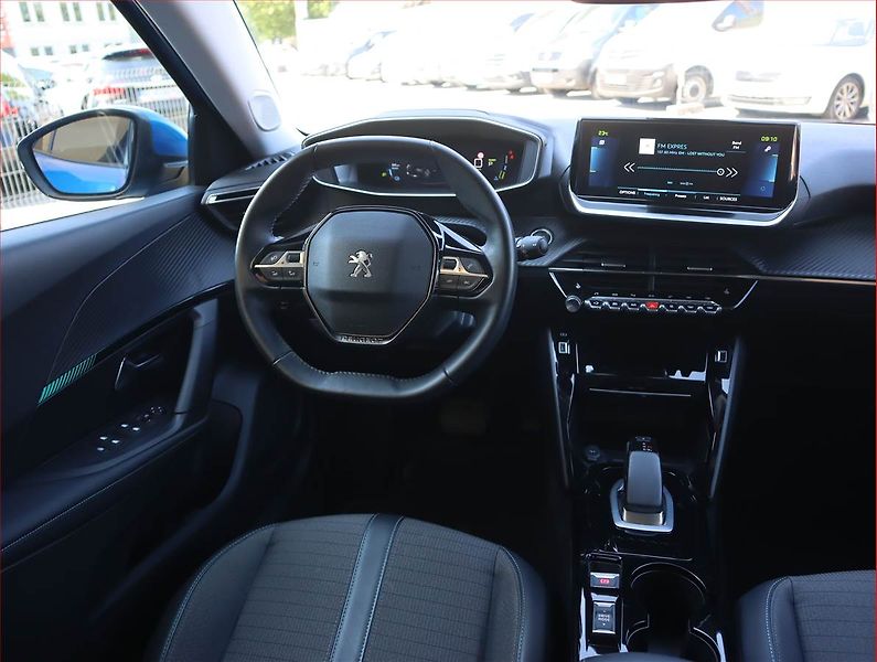 Peugeot 2008 (2021) Allure 50 kWh, SoH 91% - fotka 7 z 25