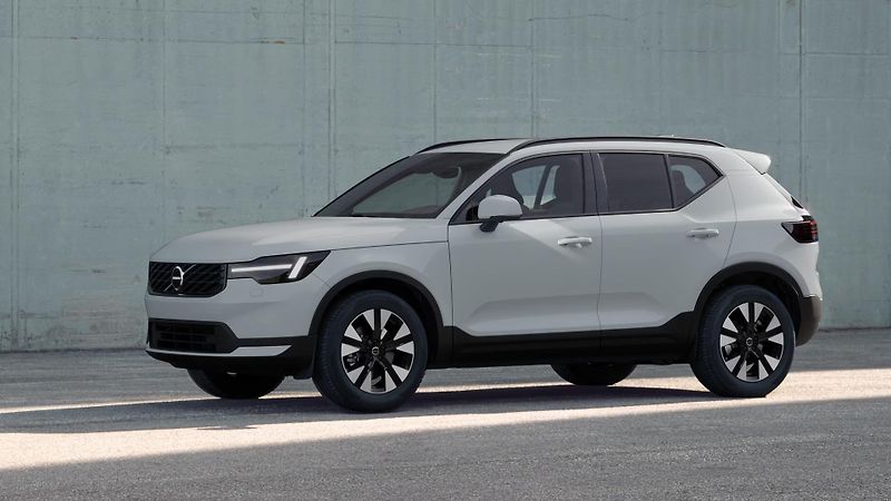 Volvo XC40 (2026) B3 AUT CORE - fotka 2 z 14
