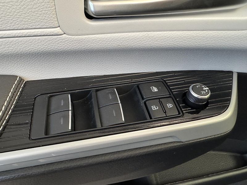 Toyota Sienna XSE 2,5 HEV AWD - fotka 25 z 46