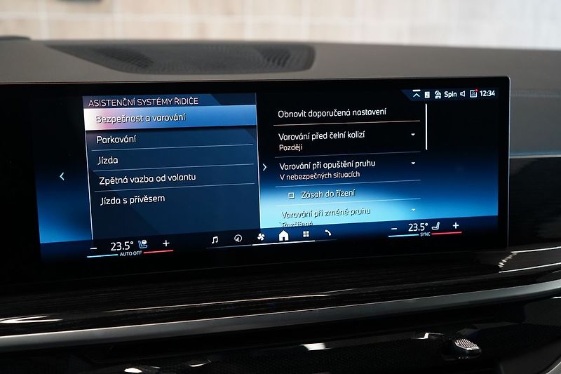 BMW X5 40d xDrive, Vzduch, Tažné, HUD - fotka 35 z 47