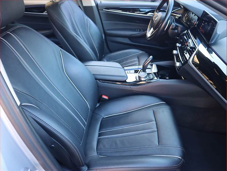 BMW Řada 5 (2017) Luxury Line 530d - fotka 9 z 21
