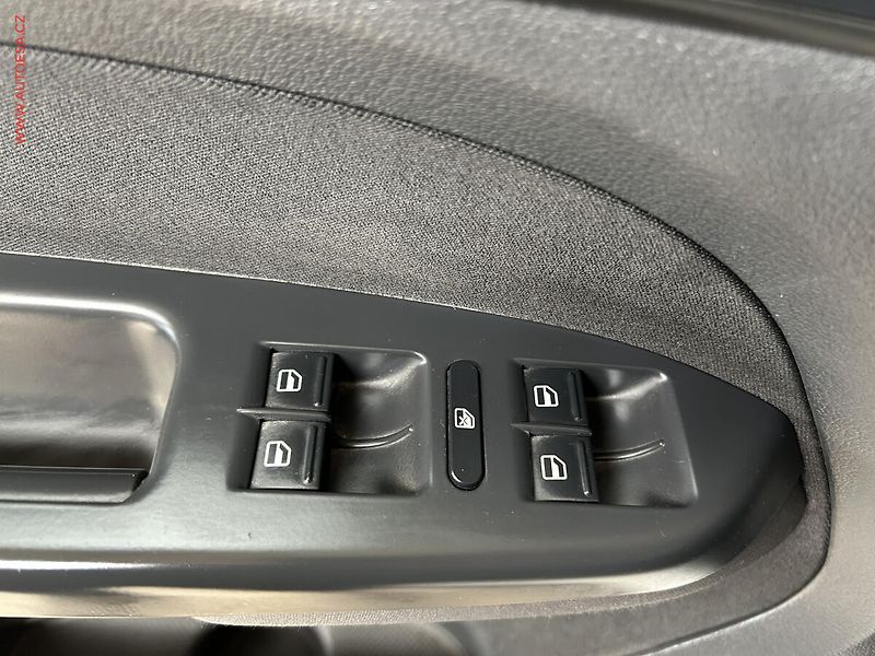 Volkswagen Touran (2010) 1.4 TSi, Highline - fotka 11 z 16