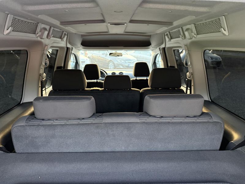 Volkswagen Caddy Maxi 1.6TDi 75kW DSG 7míst - fotka 19 z 20