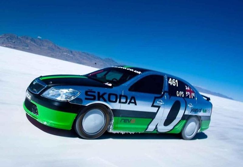 Škoda Octavia Bonneville - s brzdícím padákem v akci.