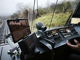 Díky tabletu a online kamerovému systému už kilometr před přejezdem strojvedoucí vidí, co se na něm děje..