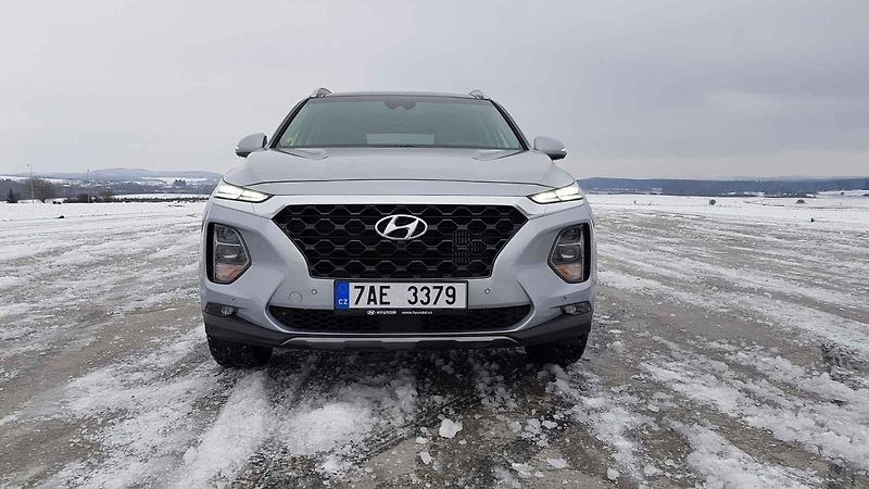 Hyundai Santa Fe vsadilo na nápadný design. Uveze až sedm cestujících.