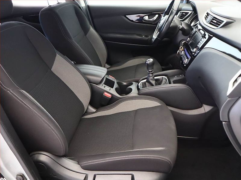Nissan Qashqai (2021) 1.3 DIG-T, Tempomat - fotka 7 z 14