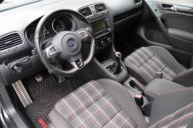 Volkswagen Golf GTI 2.0TSI 147kW - fotka 21 z 47