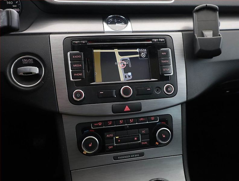 Volkswagen Passat (2011) 2.0 TDI, Navi, Xenony - fotka 10 z 20