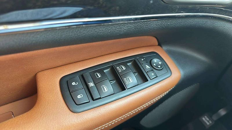 Jeep Grand Cherokee Overland Summit 3,0 CRD 177kW - fotka 20 z 34