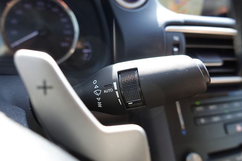 Lexus IS 300h Executive Navi - fotka 29 z 34