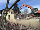 Kvůli stavbě dálnice D11 zbourali dělníci dům v Náchodské ulici v Trutnově Poříčí.