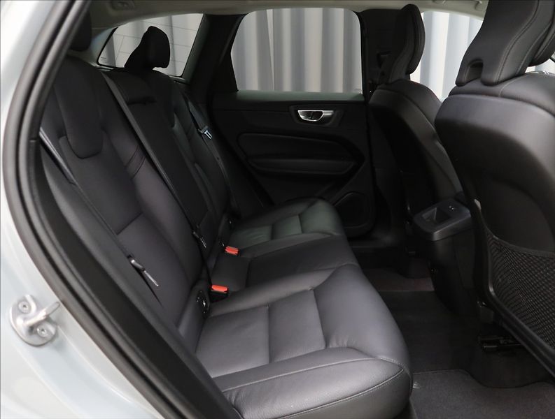 Volvo XC60 2,0 B4 AWD PLUS DARK 1. MAJ ČR - fotka 51 z 55