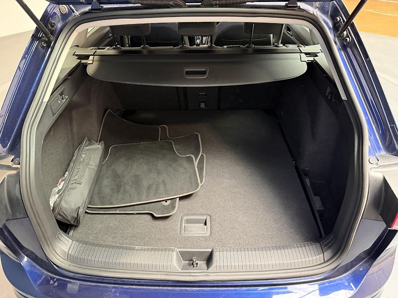 Volkswagen Golf 1.5 TSI EVO 110kW mHEV Style D - fotka 13 z 14
