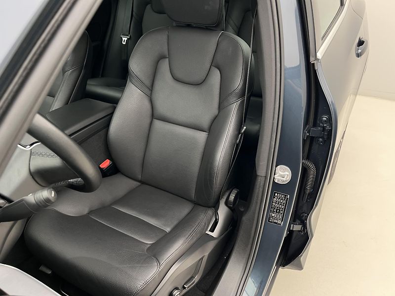 Volvo XC60 B4 AWD MOMENTUM PRO AUT - fotka 17 z 40