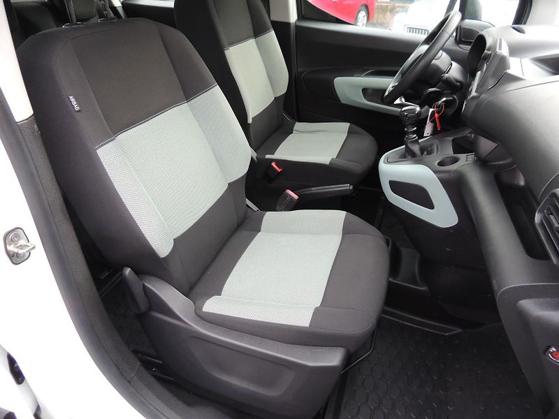 Citroën Berlingo (2019) 1.2Puretech,Live,81kw,ČR,1.maj - fotka 35 z 55