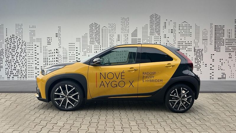 Toyota Aygo 1,5 Hybrid e-CVT GR Sport + 5 - fotka 2 z 8