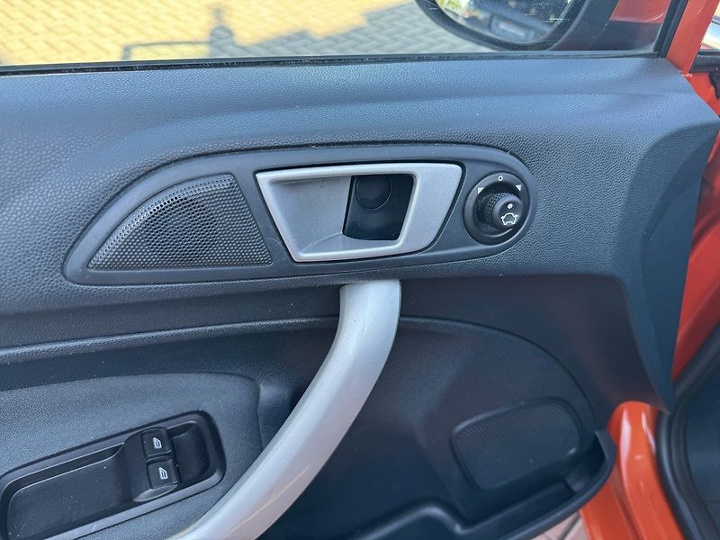 Ford Fiesta (2011) 1.6i Titanium Digi Klima WP - fotka 27 z 50
