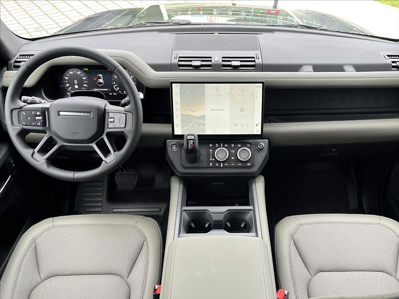 Land Rover Defender 110 D250 X-DYNAMIC SE - fotka 12 z 24