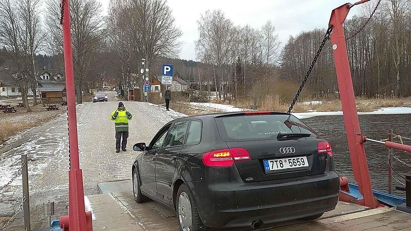 U Horní Plané se na zamrzlém Lipně vesele bruslí. Sem tam tudy ale na druhý břeh přejede i auto. Jen o pár set metrů dál přitom stále jezdí přívoz.