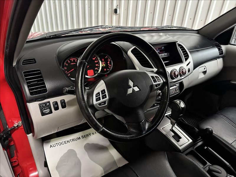 Mitsubishi L200 2.5DI-D INTENSE 4WD HARDTOP - fotka 15 z 35