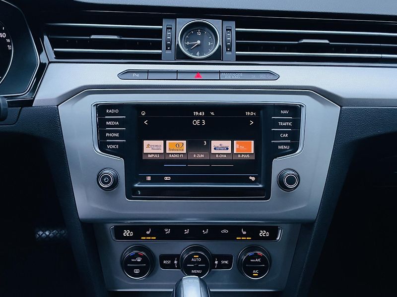 Volkswagen Passat 2.0TDI AUTOMAT VÝHŘEV SENZORY - fotka 38 z 48