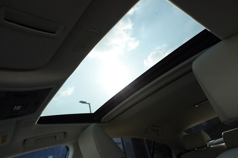 Lexus ES 300h ZLEVNĚNO 2,5HSD Elegance Plus - fotka 32 z 37